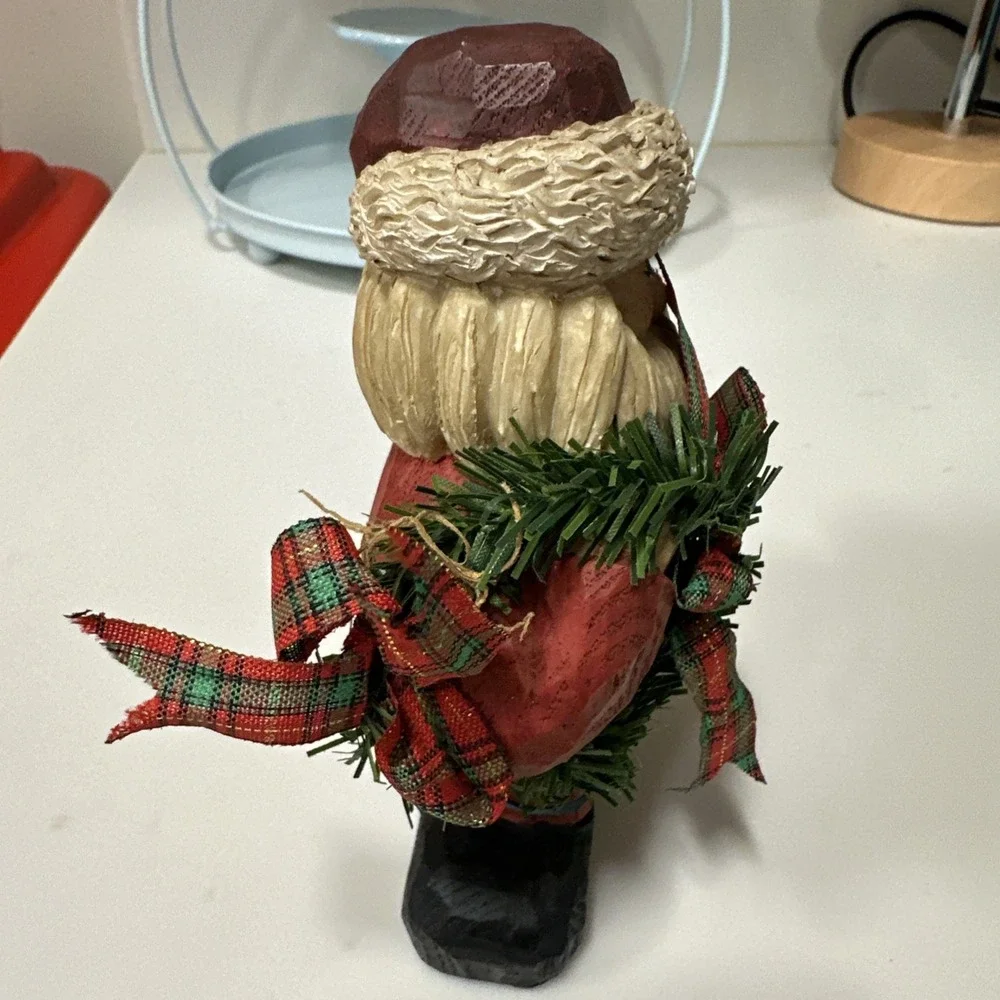 Unbranded Carved Wood-Look‎ Resin Santa w/ Wreath Christmas Figurine 5.5